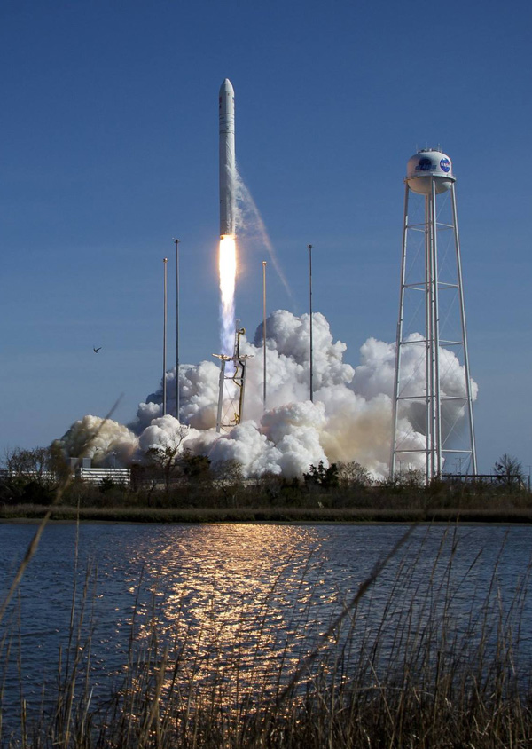 17 квітня 2019 року з Центру космічних польотів на острові Воллопс (штат Вірджинія, США) проведено успішний пуск ракети-носія «Антарес». Перший ступінь — виріб КБ «Південне». Фото з сайту facebook.com/yuzhnoye